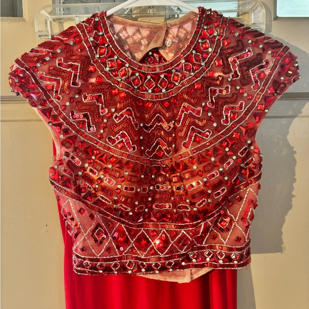 Adorable 2 piece beaded and has a train that can be down or bussled